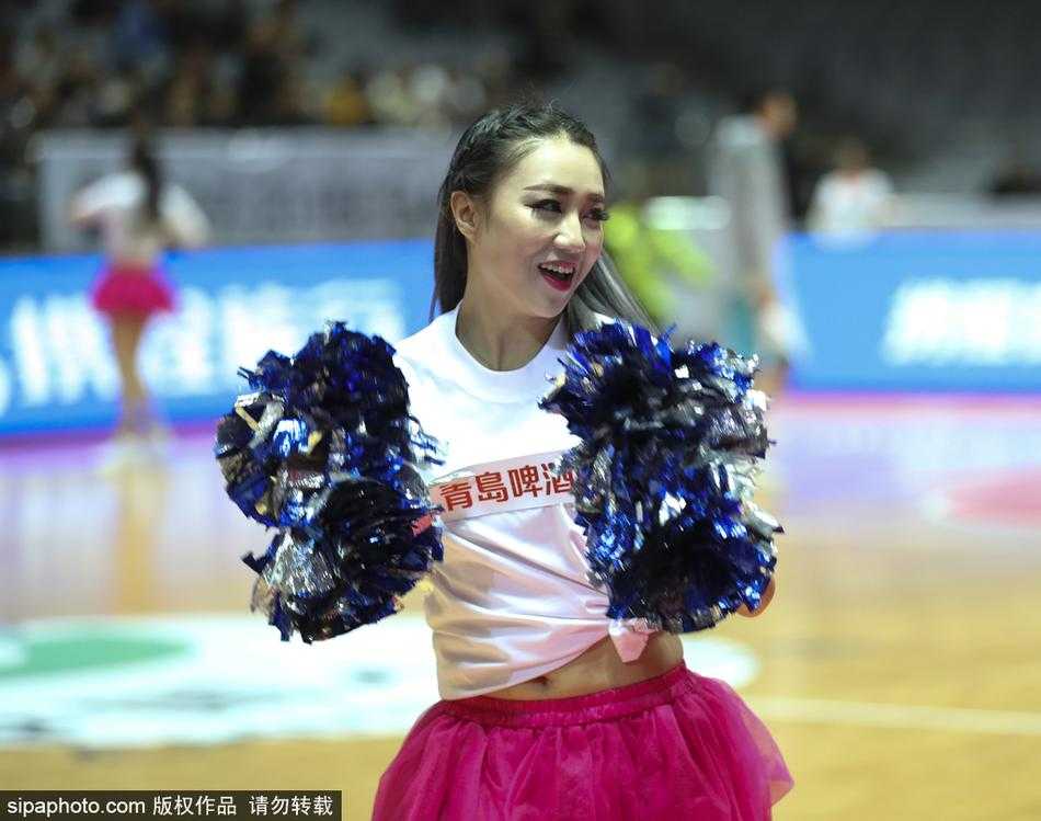 CBA常规赛第十九轮八一险胜福建 篮球宝贝成靓丽风景线 在绚丽的赛场灯光下,全体篮球宝贝摆出充满活力的舞蹈造型,她们的动作整齐划一,笑容甜美,与身后巨大的CBA标志交相辉映,构成一幅动人的画面。