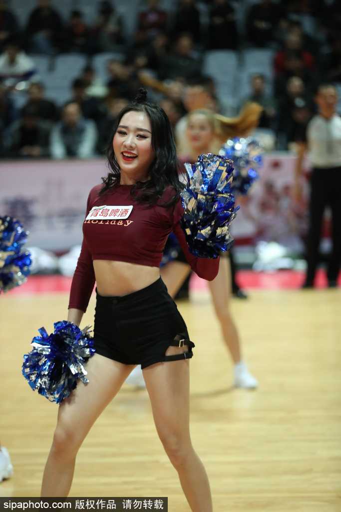 CBA常规赛第十九轮八一险胜福建 篮球宝贝成靓丽风景线 伴随着动感十足的音乐,一位篮球宝贝正在激情领舞,她扎着清爽的马尾辫,每一个动作都充满了力量与韵律感,展现出青春的无限活力。