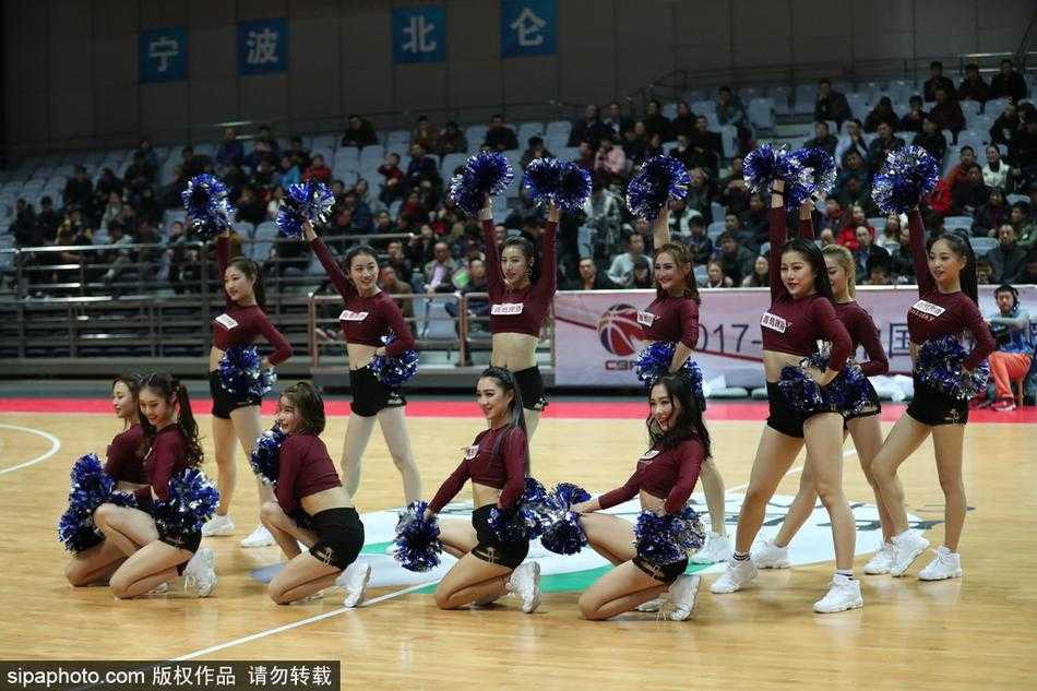 CBA常规赛第十九轮八一险胜福建 篮球宝贝成靓丽风景线 比赛结束后,几位篮球宝贝依然笑容满面,她们亲密地聚在一起合影留念,记录下这个在CBA赛场上挥洒汗水与热情的难忘夜晚。