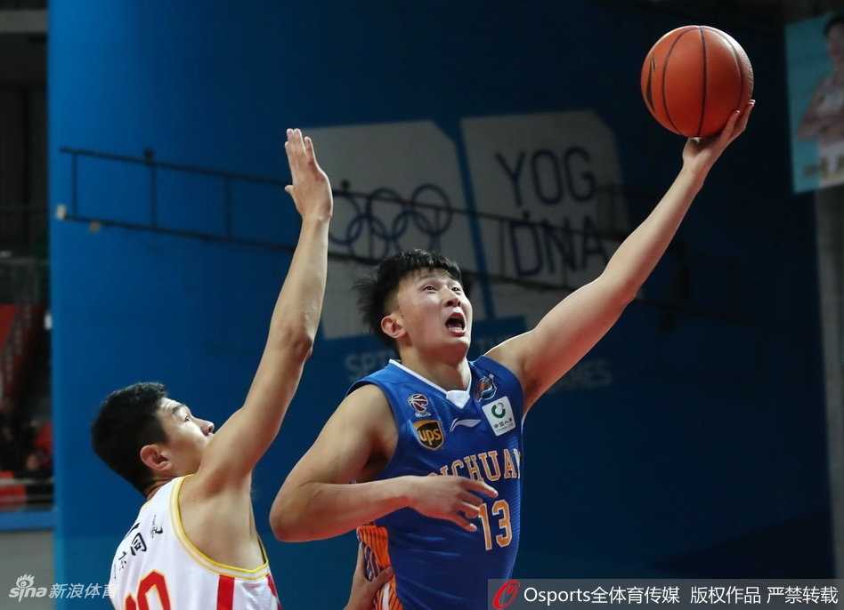 CBA常规赛第十轮南京同曦火力全开大胜四川,结束连败 四川队外援富兰克林持球快速突破,同曦防守球员巴赫拉米全力贴防,场面紧张激烈