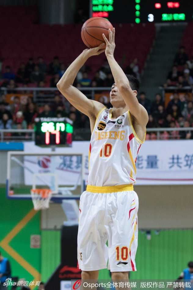 CBA常规赛第十轮南京同曦火力全开大胜四川,结束连败 宋建骅底角三分出手瞬间,篮球在空中划过一道弧线,全场目光聚焦于球的轨迹