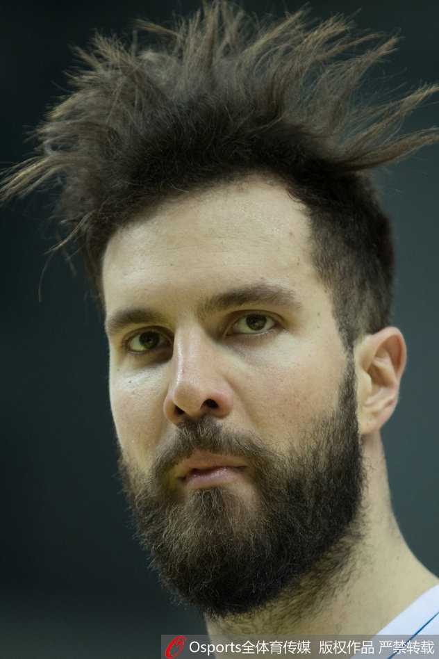 CBA常规赛趣图盘点:赛场硬汉的喜怒哀乐,哪一幕最戳你? 一位球员在激烈对抗中失去重心,身体倾斜45度却依然将球艰难传出,身后的队友则一脸惊讶地张开双手准备接应。