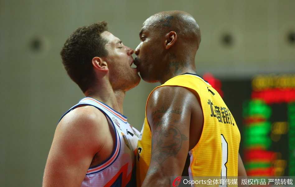 CBA常规赛趣图盘点:赛场硬汉的喜怒哀乐,哪一幕最戳你? 争球时刻人仰马翻,裁判哨响后,倒在地上的大个子们相视一笑,刚才的凶狠拼抢瞬间化作一丝尴尬又友好的默契。