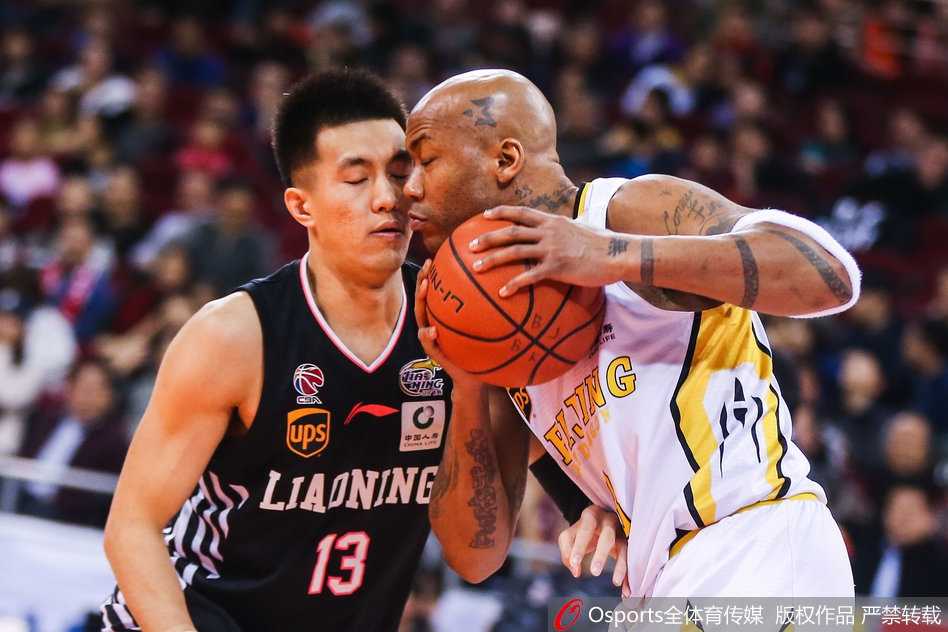 CBA常规赛趣图盘点:赛场硬汉的喜怒哀乐,哪一幕最戳你? 外援投进高难度三分后,兴奋地冲替补席挤眉弄眼,双手做着夸张的摇滚手势,旁边的队友被他逗得前仰后合。