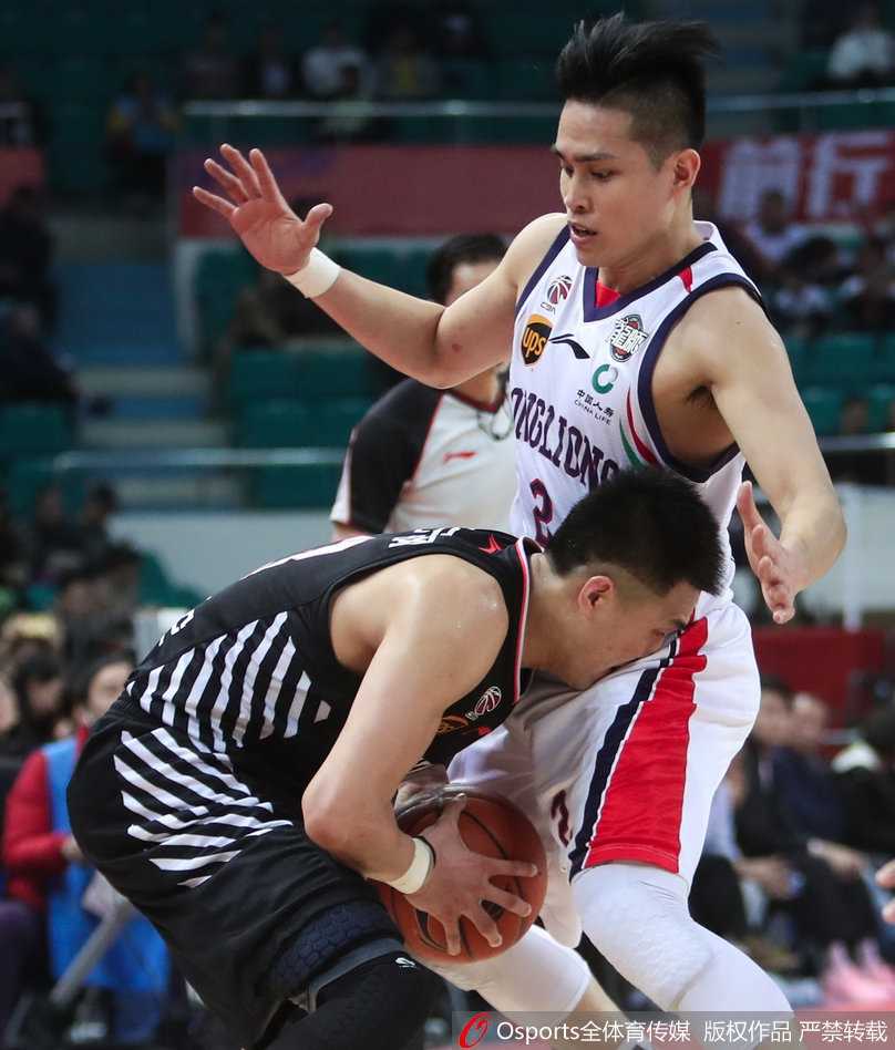 CBA常规赛趣图盘点:赛场硬汉的喜怒哀乐,哪一幕最戳你? 只见一位球员在拼抢中五官挤成一团,嘴巴张成O型,夸张的表情完美诠释了什么叫“为了球权,面子可以先放一放”。