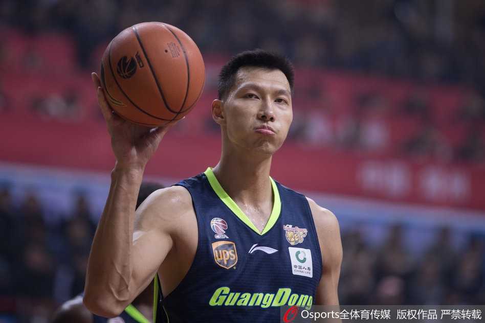 CBA常规赛趣图盘点:赛场硬汉的喜怒哀乐,哪一幕最戳你? 防守球员奋力封盖,整个人横在空中,而进攻方刚果人后仰跳投,两人在空中形成了一个匪夷所思的平行姿态,仿佛武侠小说里的绝世轻功对决。