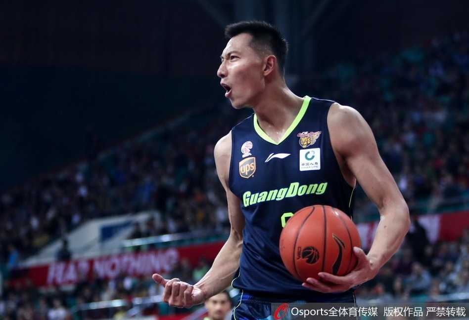 CBA广东德比阿联狂暴两双 华南虎客场掀翻广州迎连胜 广东队小将胡明轩面对防守悍将寸步不让,他眼神坚毅,整个人贴地飞行与对手争夺球权,展现出了初生牛犊不怕虎的拼劲