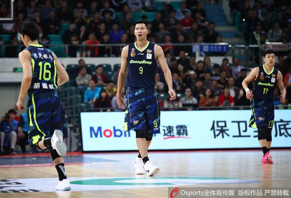 CBA广东德比阿联狂暴两双 华南虎客场掀翻广州迎连胜 广州队外援汉斯布鲁在内线强打,他用壮硕的身体靠着防守,艰难地将球推向篮筐,肌肉碰撞的声音仿佛就在耳边