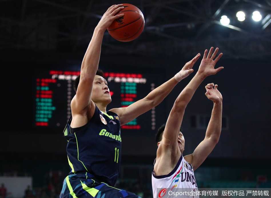 CBA广东德比阿联狂暴两双 华南虎客场掀翻广州迎连胜 广东宏远主教练尤纳斯在场边大声指挥,他手臂挥舞,表情严肃,眼神中透露出对胜利的无限渴望