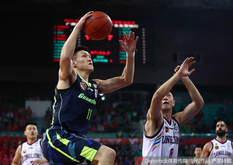 CBA广东德比阿联狂暴两双 华南虎客场掀翻广州迎连胜 广州队的桑尼运球强行突破,周鹏如同坚固的城墙一般紧贴防守,双手张开,脚步移动迅捷,寸土不让