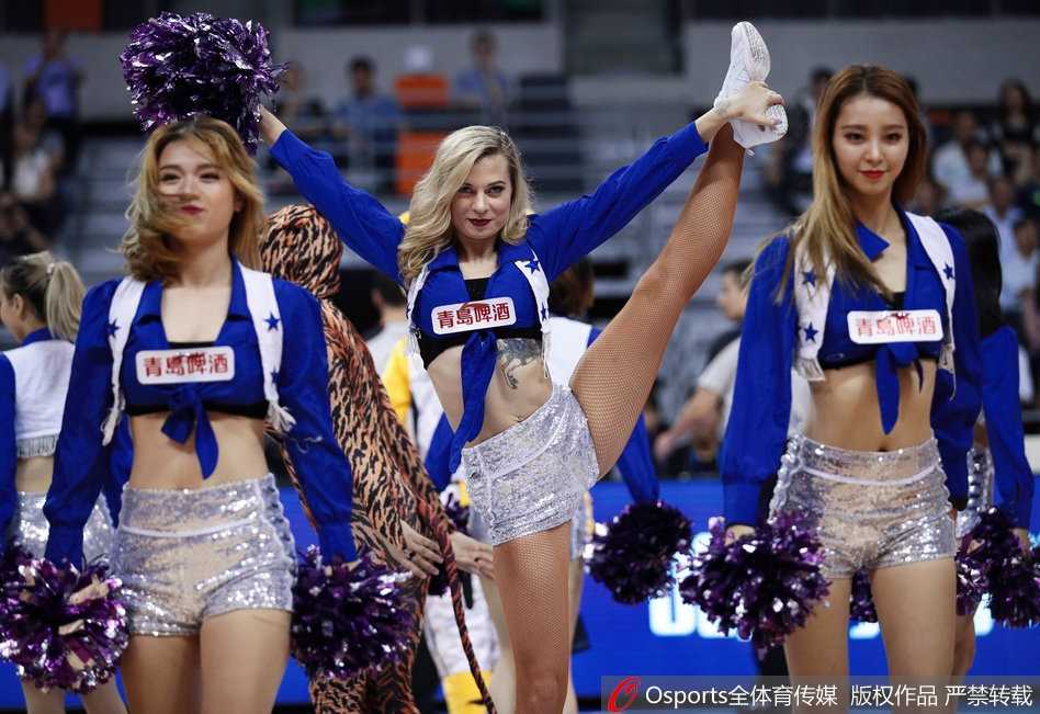 CBA性感篮球宝贝赛场热舞,广东宏远最靓风景线 金发篮球宝贝激情热舞,长发飞扬瞬间定格赛场热情