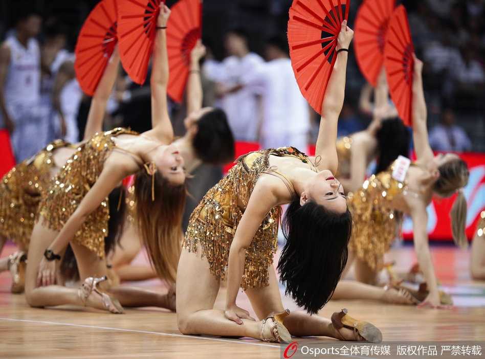 CBA性感篮球宝贝赛场热舞,广东宏远最靓风景线 性感洋宝贝眼神魅惑,为广东队助威表演精彩瞬间
