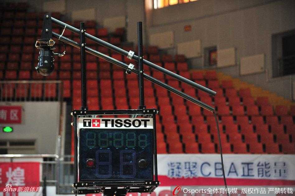 CBA总决赛引入美国转播团队,精校计时器只为毫厘间的公正 在红山体育馆的篮架下方,新增的特殊角度摄像机已安装完毕,这些小巧的设备将专门用于捕捉球员出手瞬间的脚下动作,为解决两分与三分的争议提供铁证