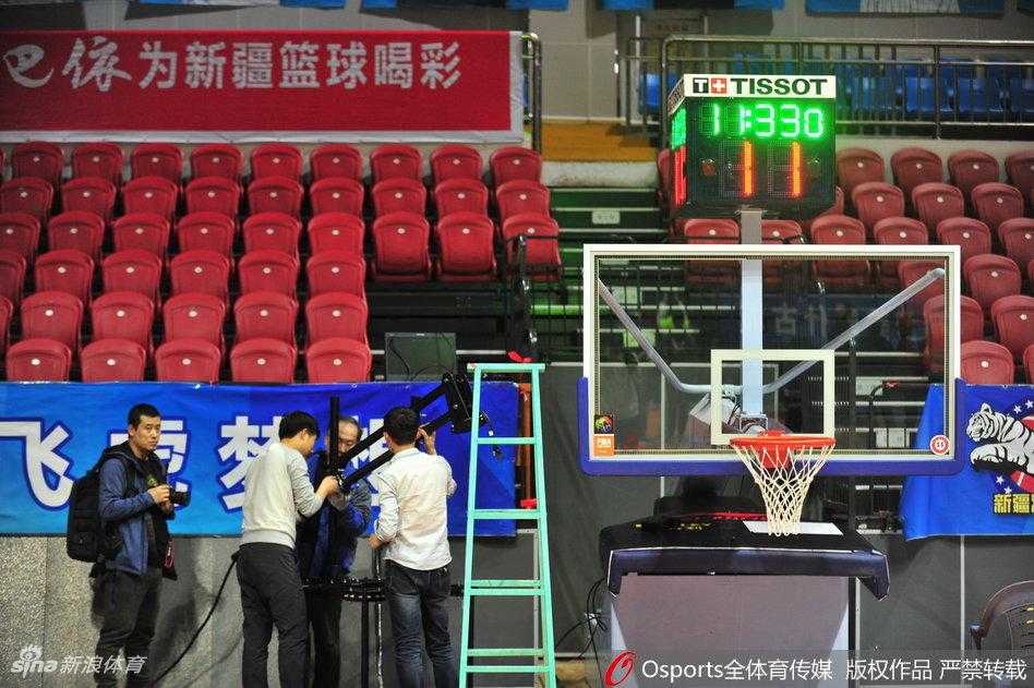 CBA总决赛引入美国转播团队,精校计时器只为毫厘间的公正 随着夜幕降临,场馆内的灯光映照出工作人员忙碌的身影,他们正在对调试完毕的设备做最后的检查,确保每一个细节都符合NBA级别的转播标准