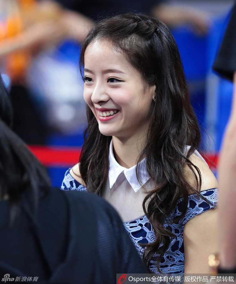 CBA总决赛温情一幕:场边太太团抢镜,铁血硬汉背后的温柔力量 周鹏妻子刘美身穿鲜艳红衣在场边为广东队助威,神情专注,温婉大气中透露出对丈夫的坚定支持