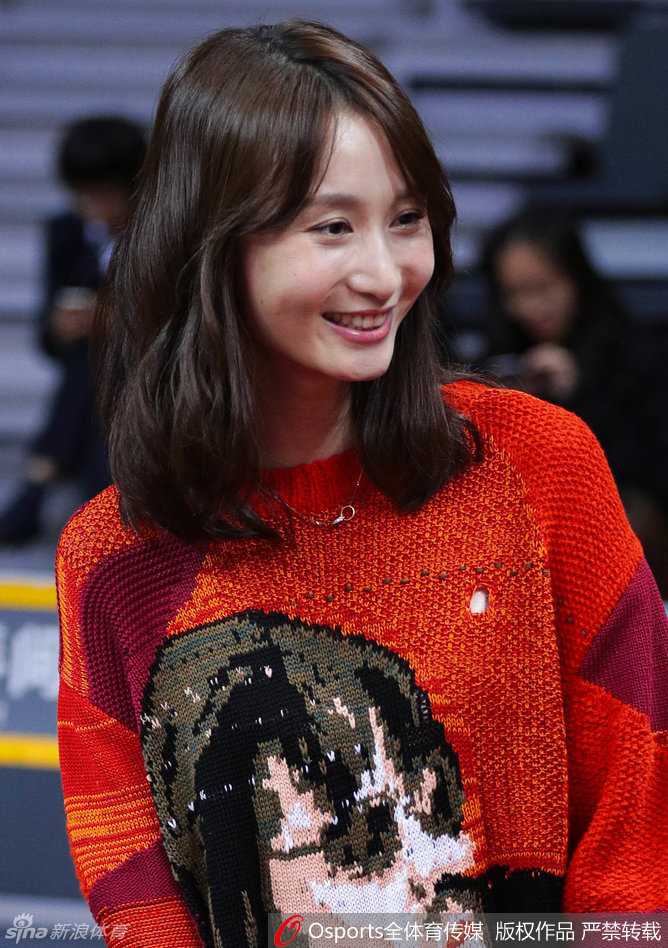 CBA总决赛温情一幕:场边太太团抢镜,铁血硬汉背后的温柔力量 孙桐林女友在看台上露出灿烂笑容,双手举起为新疆队加油,洋溢着青春活力的气息