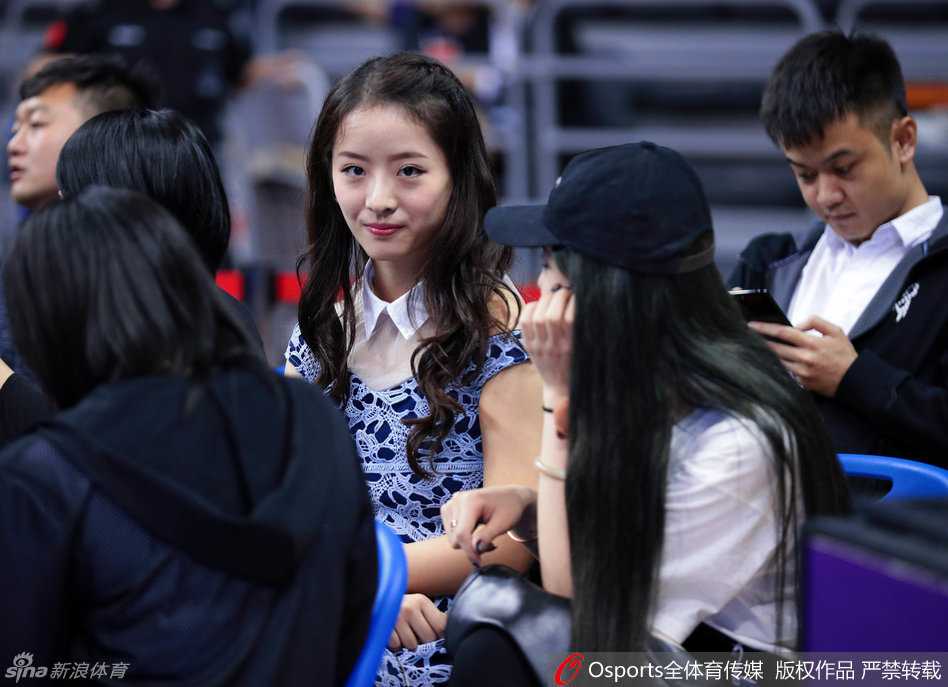 CBA总决赛温情一幕:场边太太团抢镜,铁血硬汉背后的温柔力量 周鹏妻子刘美在看台上专注观赛,身穿红衣的她表情恬静,默默为场上的丈夫加油鼓劲