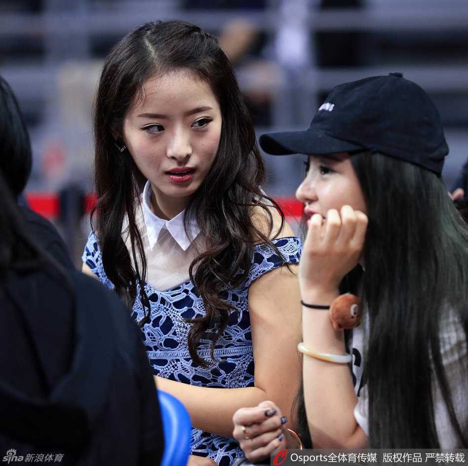 CBA总决赛温情一幕:场边太太团抢镜,铁血硬汉背后的温柔力量 新疆队孙桐林女友身着休闲装现身客场,眼神清澈注视着场内,邻家女孩气质尽显