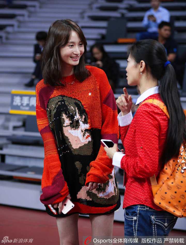 CBA总决赛温情一幕:场边太太团抢镜,铁血硬汉背后的温柔力量 广东队周鹏妻子刘美与朋友在场边交谈,一袭红衣的她笑容温婉,成为赛场边的一道风景线