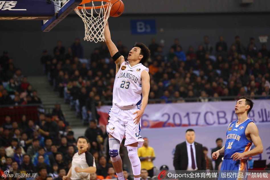 CBA控卫时代经典对决 江苏四川演绎攻防大战场 常林在高位送出一记巧妙的传球,皮球穿越四川队防线,精准找到切入的队友,展现了江苏队内线球员的策应能力