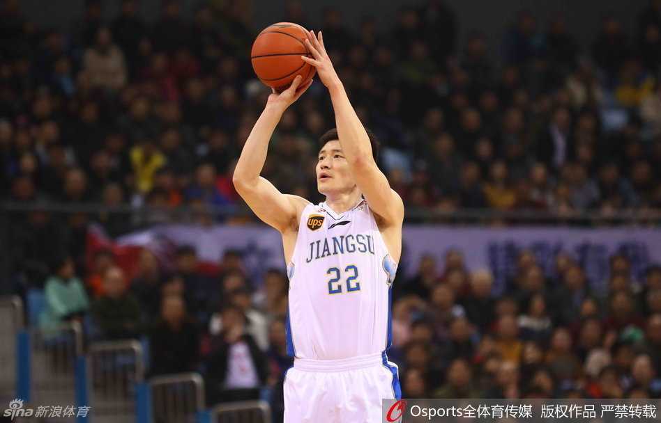 CBA控卫时代经典对决 江苏四川演绎攻防大战场 四川队核心刘炜沉稳组织进攻,他运球观察队友站位,用丰富的经验调动全队,试图在江苏队的严密防守中寻找破绽