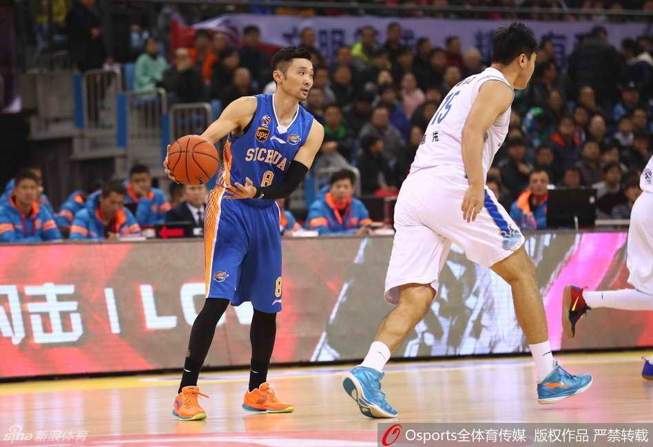 CBA控卫时代经典对决 江苏四川演绎攻防大战场 四川队外援约什-史密斯持球强行突破,他利用惊人的身体素质冲击江苏防线,尽管面临包夹依然寻找着出手机会