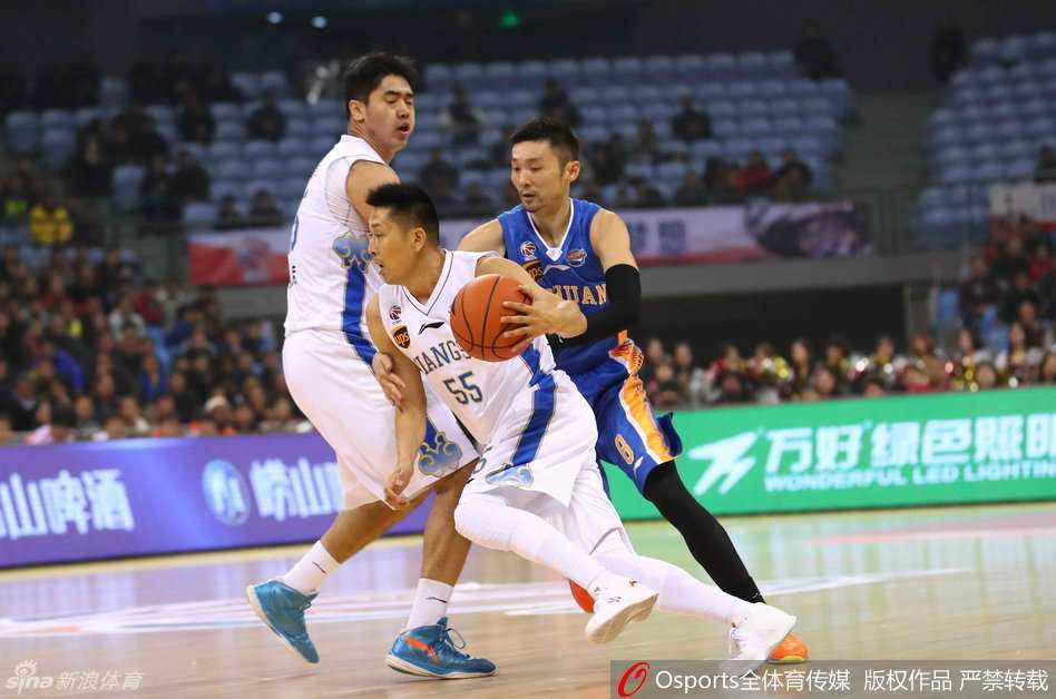 CBA控卫时代经典对决 江苏四川演绎攻防大战场 江苏与四川之战中,控卫曹飞如利刃般撕开防线,腾空而起送出一记精彩的挑篮,瞬间点燃主场球迷的热情