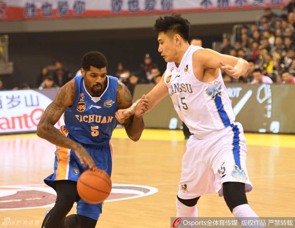 CBA控卫时代经典对决 江苏四川演绎攻防大战场 广厦对阵八一的比赛中,胡金秋面对防守完成一记漂亮的低手上篮,动作舒展柔和,展现了扎实的内线基本功