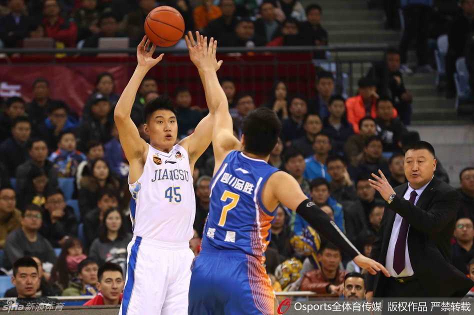 CBA控卫时代经典对决 江苏四川演绎攻防大战场 老将陈磊在弧顶果断出手,篮球在空中划出优美弧线,这位经验丰富的射手用稳定的表现诠释了板凳匪徒的价值