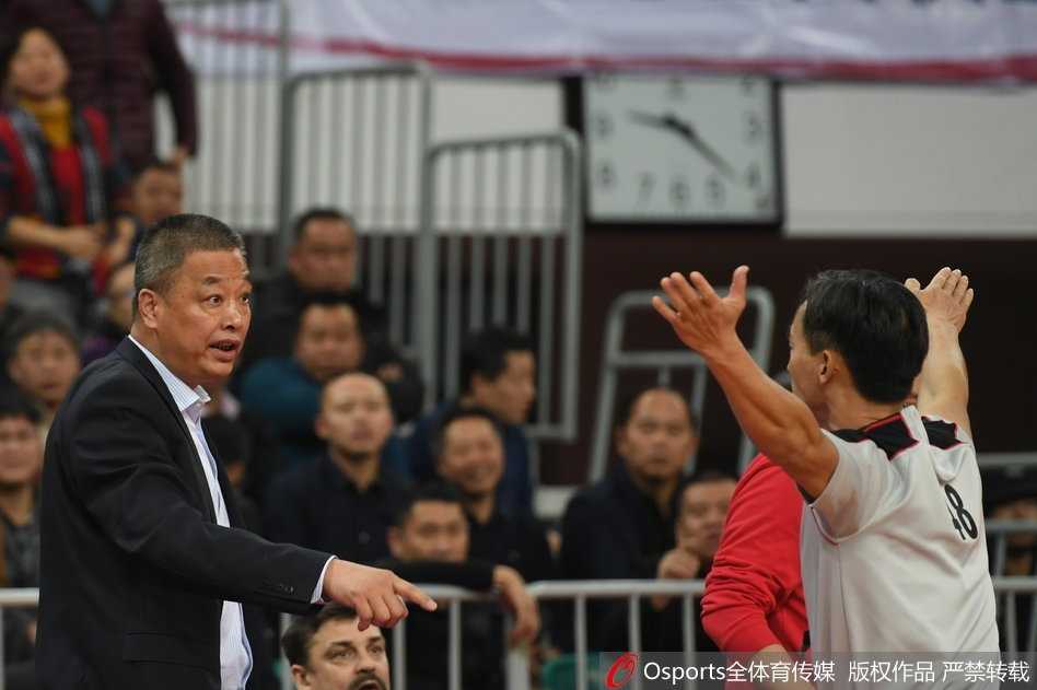 CBA改革阵痛中的一幕:新疆助教陆智强怒斥裁判遭驱逐,争议判罚催生联赛首份裁判报告 被驱逐后,陆智强无奈地走向球员通道,只留下一个落寞的背影。场边的摄像机记录下了这一刻,原本激烈的对抗和战术博弈,瞬间被这种充满争议的个人行为所取代,留下满场的喧嚣与讨论。