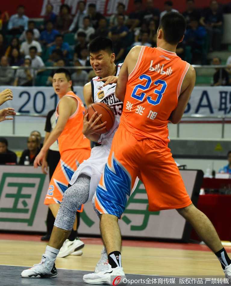 CBA新季震撼开场!广州三外援狂飙81分,主场击沉上海豪华战舰 状元秀陈盈骏快速反击上篮得手,他灵动地穿梭于赛场,砍下13分,用青春风暴宣告了广州队未来的无限可能。