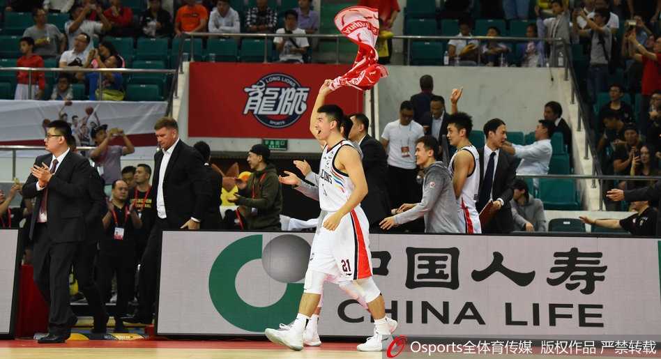 CBA新季震撼开场!广州三外援狂飙81分,主场击沉上海豪华战舰 亚洲外援桑尼在三人围堵下依然将球放进篮筐,他贡献了21分15篮板的大号两双,用全能表现证明了亚洲外援的价值。