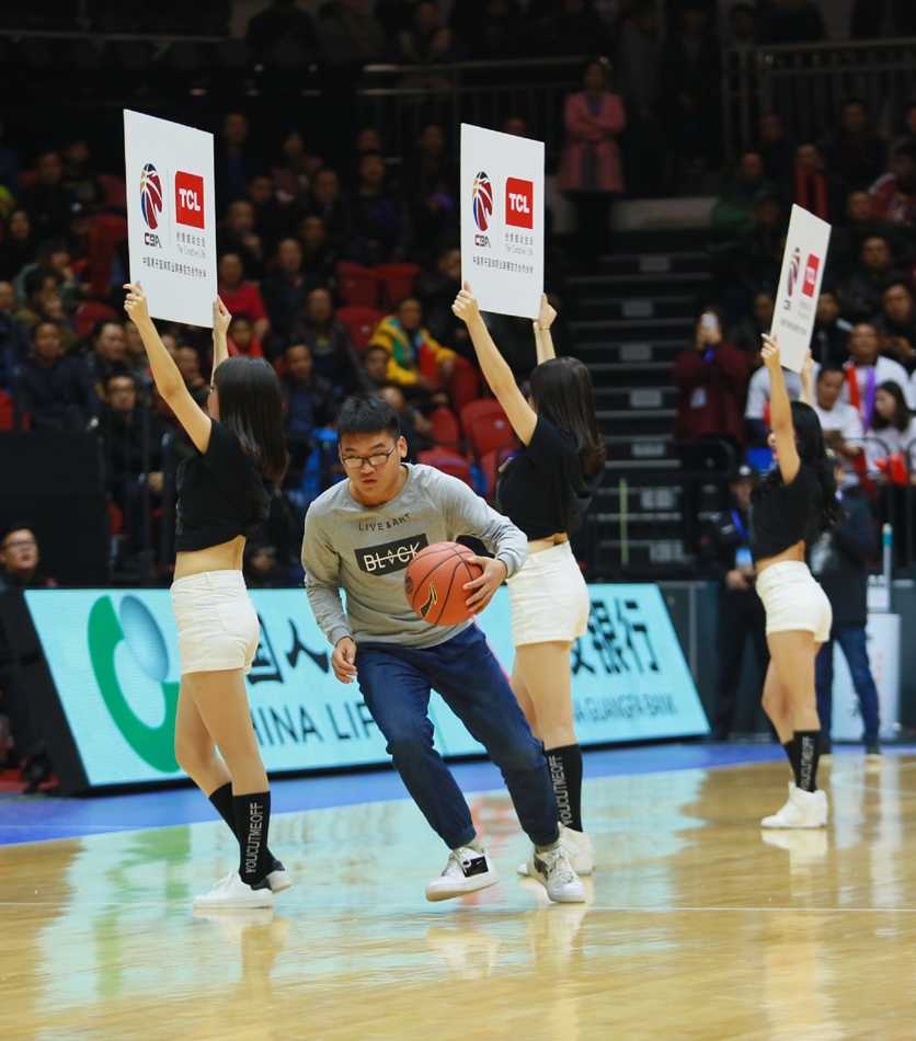 CBA新赛季烽烟起 新疆飞虎主场106比95击退吉林东北虎 面对吉林内线的长臂干扰,孙桐林用一个极其舒展的勾手动作将球送出,篮球在空中划出一道彩虹般的弧线,稳稳落入网窝。