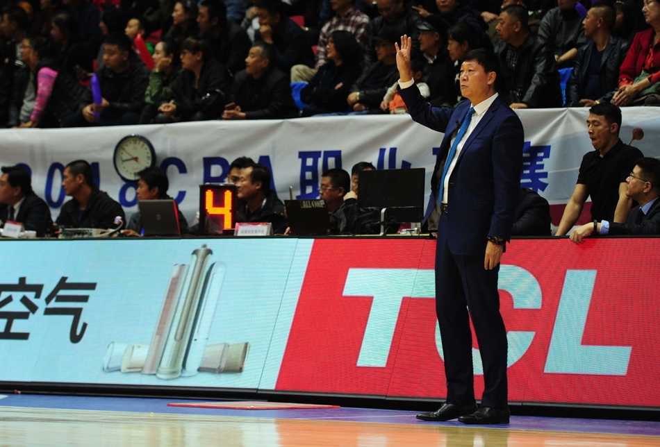 CBA新赛季烽烟起 新疆飞虎主场106比95击退吉林东北虎 亚当斯在吉林队两人的严密夹击下,依然闲庭信步般地运球突破,眼神里充满了杀手的冷酷与自信。