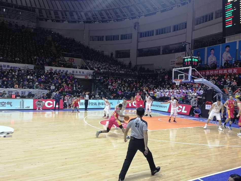 CBA新赛季烽烟起 新疆飞虎主场106比95击退吉林东北虎 肖恩-朗在人群中奋力跃起,如直升机般升空,他的指尖轻轻一点,将篮板球稳稳拨向队友的方向,展现了出色的二次弹跳能力。