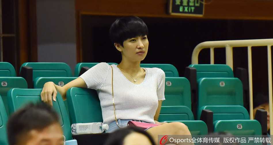 CBA最美董事长伍伯兰:赛场边的温婉目光与十年坚守 伍伯兰在场边专注凝视比赛,短发干练,眼神中透露出对球队表现的深切关注。