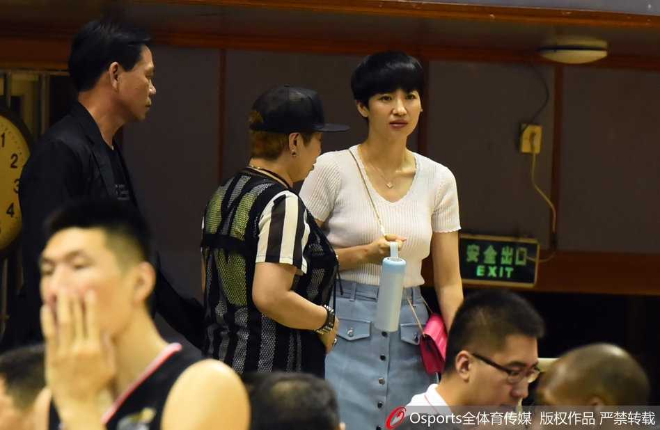 CBA最美董事长伍伯兰:赛场边的温婉目光与十年坚守 伍伯兰在赛场边露出温柔笑容,标志性的短发和精致的五官让她在人群中格外引人注目。