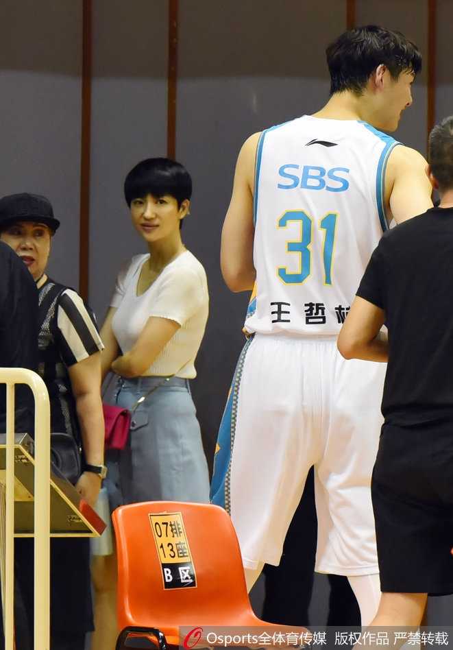 CBA最美董事长伍伯兰:赛场边的温婉目光与十年坚守 伍伯兰静坐场边,神情淡然,展现出一种运筹帷幄的女强人气质。