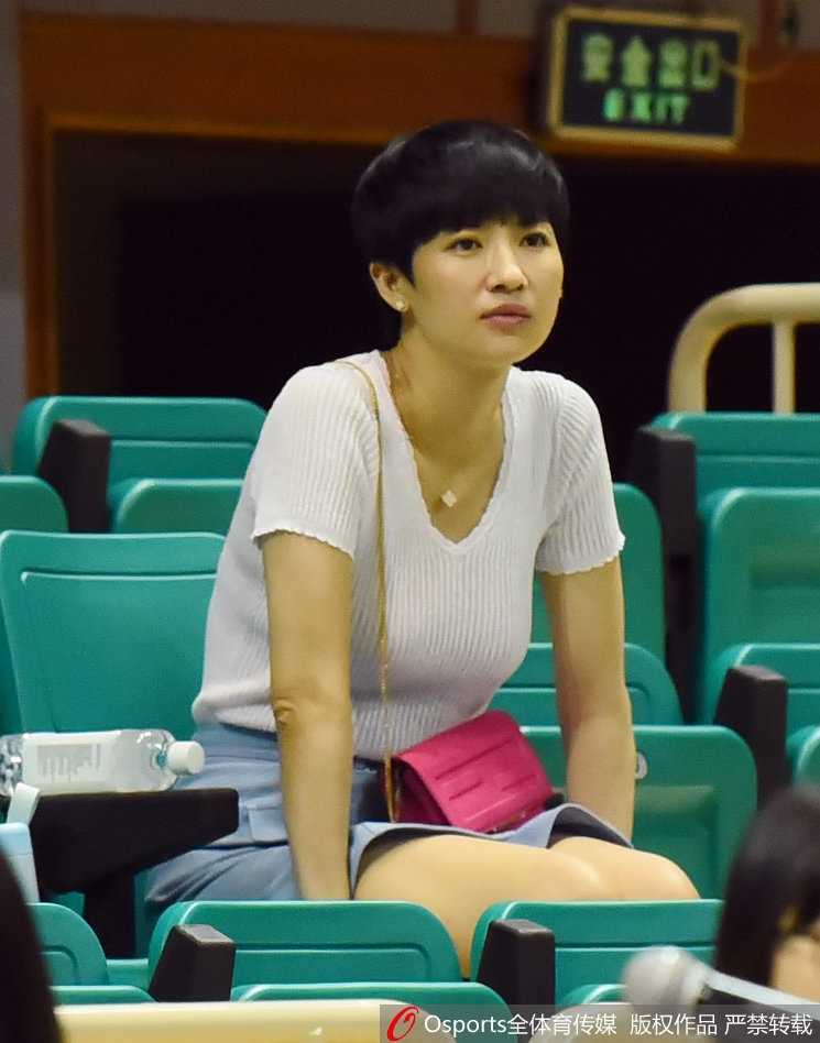 CBA最美董事长伍伯兰:赛场边的温婉目光与十年坚守 比赛间隙,伍伯兰神情专注地与身边的人交流,似乎在探讨场上的战术变化。