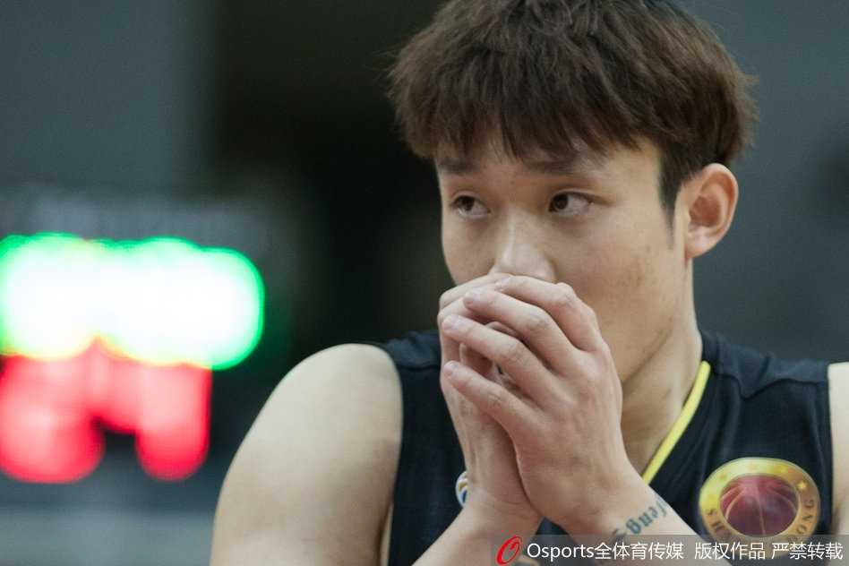 CBA榜首大战丁彦雨航狂砍26分,山东高速客场掀翻江苏肯帝亚 山东队外援多纳塔斯·莫泰尤纳斯在江苏内线长人丛中强行起篮,双手如同铁钳紧握篮球,展现出了一柱擎天的霸气。