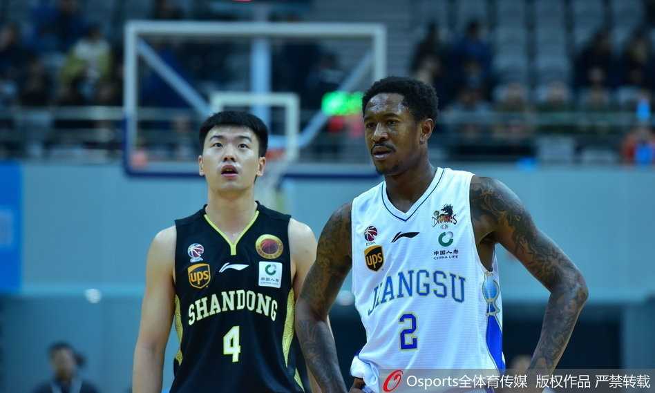 CBA榜首大战丁彦雨航狂砍26分,山东高速客场掀翻江苏肯帝亚 裁判哨响瞬间,双方球员为了争夺球权在地板上展开肉搏,尘土飞扬的赛场氛围透过屏幕扑面而来,诠释了篮球最原始的激情。
