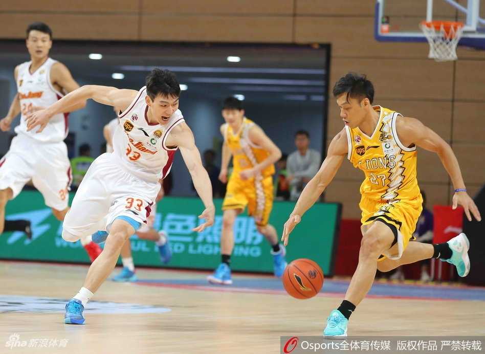 CBA浙江德比如约而至 福特森加时降服全能三双 广厦队的年轻核心胡金秋在浙江队内线群中高高跃起,用一记精彩的补篮展现了自己“胡金秋”的本色,他的脸上写满了对胜利的渴望。