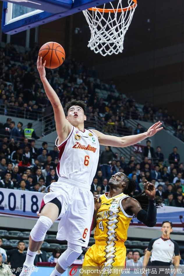 CBA浙江德比如约而至 福特森加时降服全能三双 浙江队悍将斯托克斯面对三人包夹毫无惧色,他奋力将球砸向篮筐,眼神中透露出誓要为主队捍卫荣誉的坚定信念。