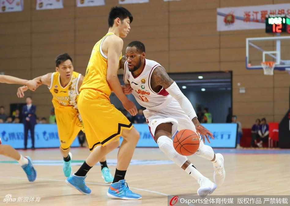 CBA浙江德比如约而至 福特森加时降服全能三双 加时赛关键时刻,广厦队外援福特森犹如一道闪电撕破浙江队的防线,在长人如林的篮下硬起上篮,为球队锁定胜局。