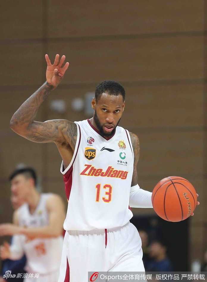 CBA浙江德比如约而至 福特森加时降服全能三双 加时赛结束后,广厦球员们激动地围在一起庆祝这场来之不易的客场胜利,他们脸上的汗水在灯光下闪闪发光,映照着德比战的荣耀。