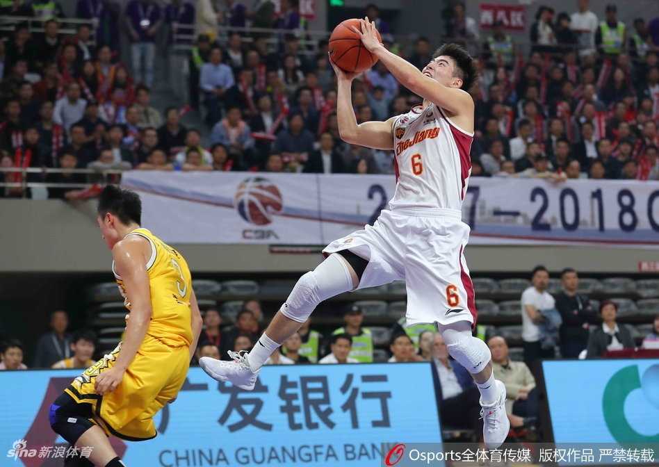 CBA浙江德比如约而至 福特森加时降服全能三双 浙江队核心吴前借队友掩护后干拔三分,皮球划过一道完美的弧线空心入网,引得主场球迷爆发出震耳欲聋的欢呼。