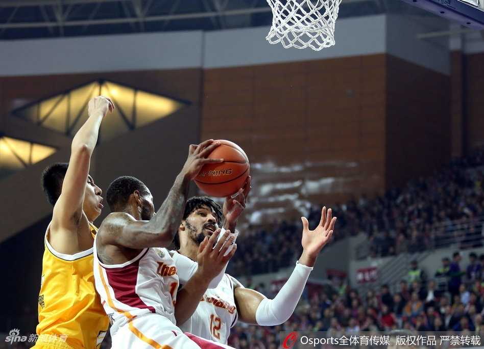 CBA浙江德比如约而至 福特森加时降服全能三双 广厦主帅李春江在场边激情指挥,他挥舞着手臂大声呼喊,每一个手势都意图为场上的球员指明最有效的进攻方向。