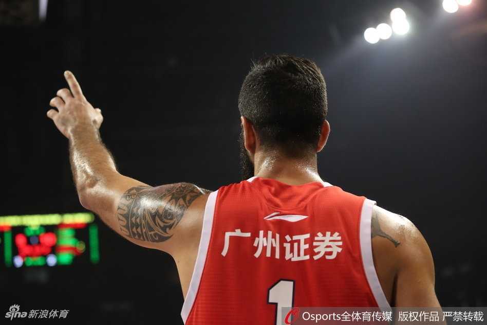 CBA激战同曦惜败广州,帕戈离场难阻末节狂飙 同曦队的宋建骅高高跃起,在空中与对手进行激烈身体对抗后,以一个小拉杆的动作将球送入篮筐,瞬间点燃了全场观众的激情。