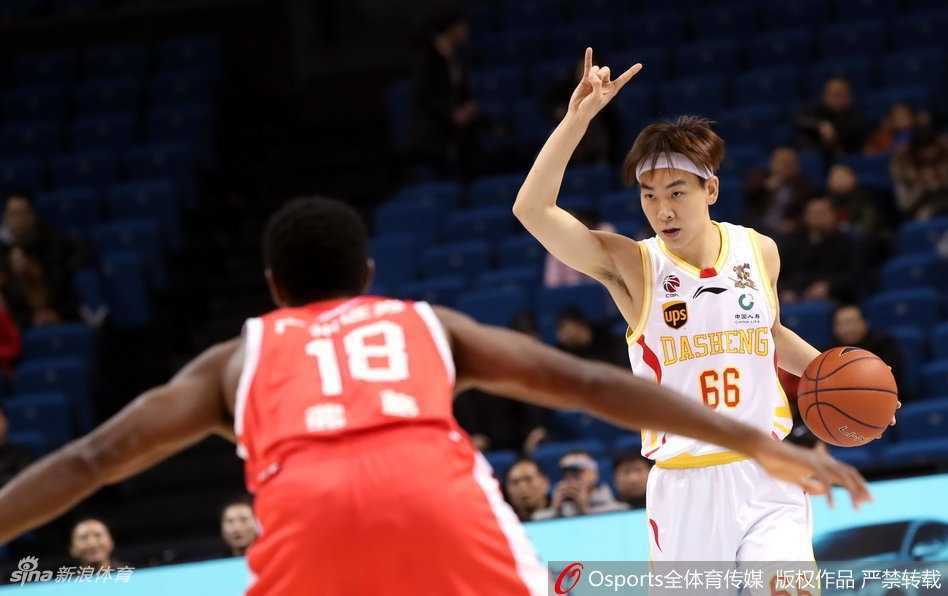 CBA激战同曦惜败广州,帕戈离场难阻末节狂飙 裁判果断做出违体犯规手势,帕戈无奈地双手抱头,眼神中充满了对场上局势的担忧和不甘。