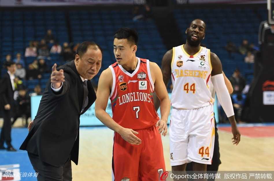 CBA激战同曦惜败广州,帕戈离场难阻末节狂飙 巴赫拉米与罗旭东在篮下死死卡位,肌肉碰撞的声音仿佛穿透了画面,两人眼神中透露出对胜利毫不掩饰的渴望。